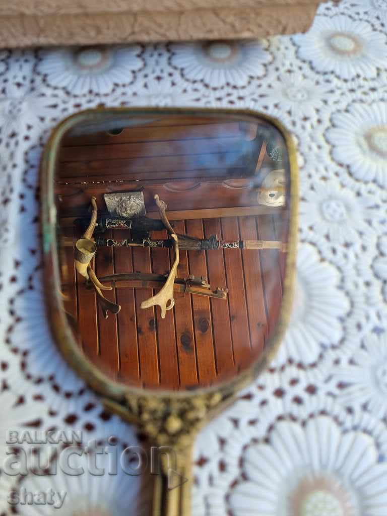 Oglindă antică cu preț 85.00 BGN | € 43.46 Oglindă antică cu preț 85.00 BGN | € 43.46