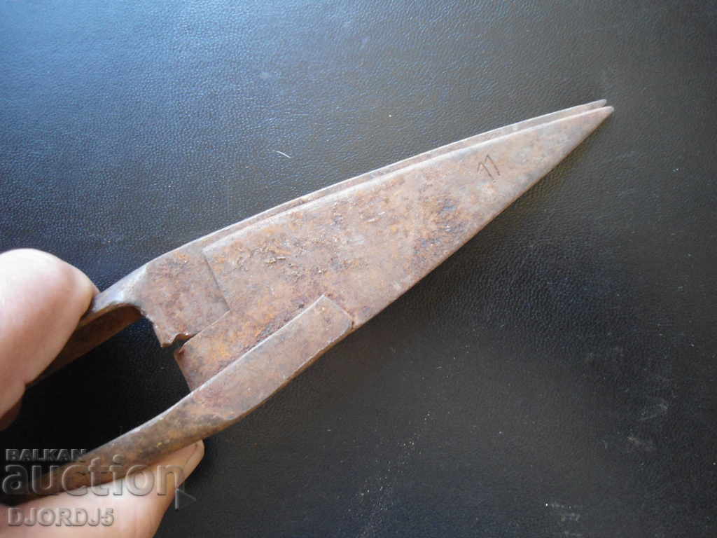 Auction Old wrought shears for shearing sheep Auction Old wrought shears for shearing sheep