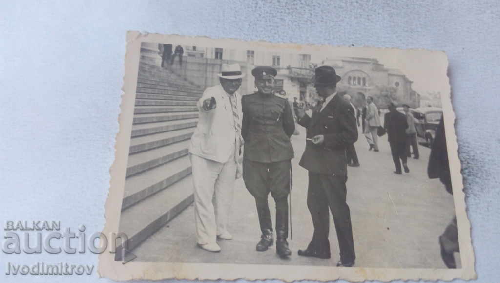 Ofițerul Sofia și doi bărbați în fața Curții