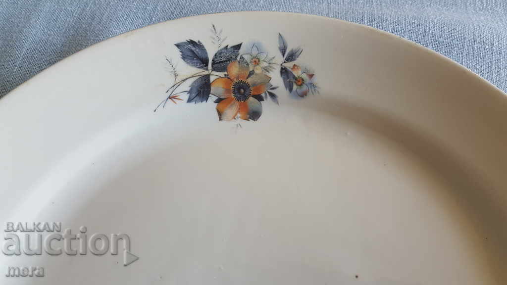 Platou rotund de porțelan mare-Dyanko Stefanov-Razgrad cu preț 20.00 BGN | € 10.23