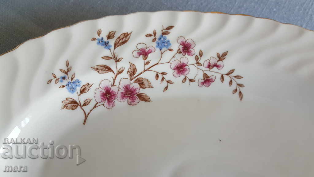 Large porcelain elliptical plateau - Kitka - Novi Pazar with price 30.00 BGN | € 15.34