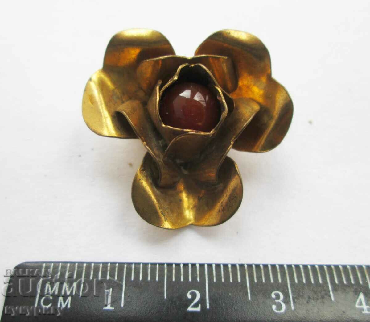 Επιχρυσωμένη καρφίτσα λουλουδιών γηραιάς κυρίας με τιμή 20.00 BGN | € 10.23 Επιχρυσωμένη καρφίτσα λουλουδιών γηραιάς κυρίας με τιμή 20.00 BGN | € 10.23