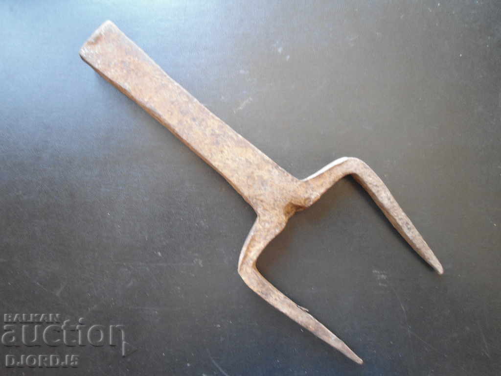 An old anvil with price 7.00 BGN | € 3.58 An old anvil with price 7.00 BGN | € 3.58