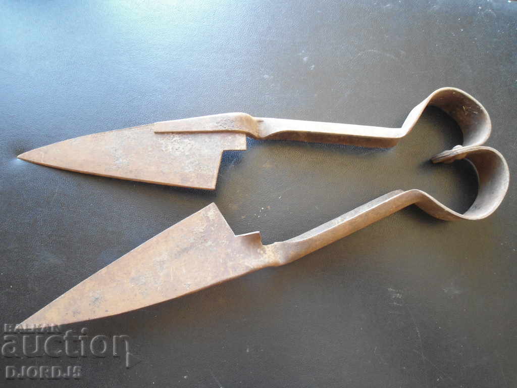 Delivery of Old forged scissors