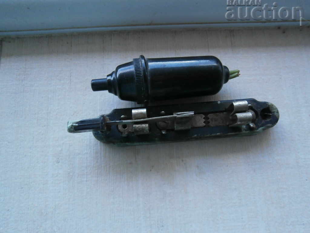 Auction bakelite key two pieces Auction bakelite key two pieces