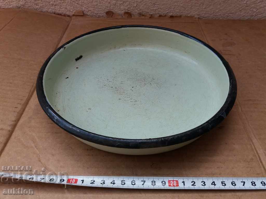 Auction  ENAMELED SOC. PIZZA TRAY