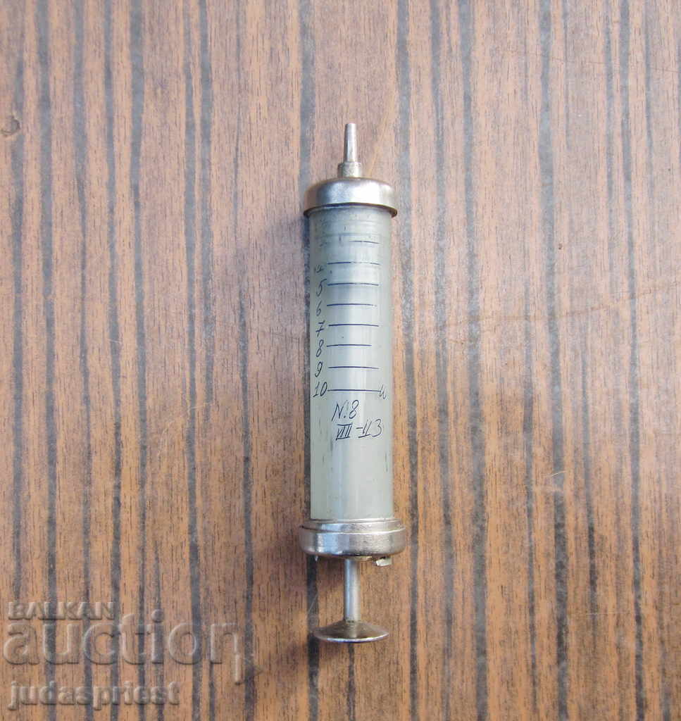 Seringă medicală din sticlă din Al Doilea Război Mondial, 1943 cu preț € 10.00 | 19.56 BGN Seringă medicală din sticlă din Al Doilea Război Mondial, 1943 cu preț € 10.00 | 19.56 BGN