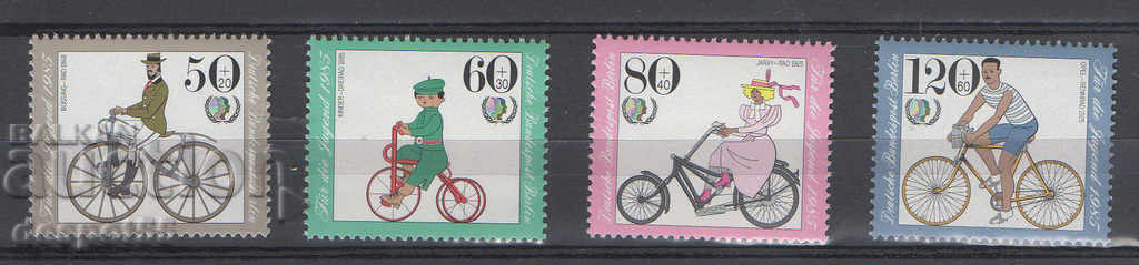 1985. Βερολίνο. Ευημερία νέων - ποδήλατα.