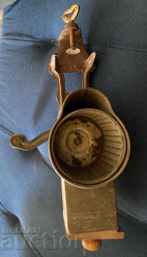 An old milling machine with price 45.00 BGN | € 23.01 An old milling machine with price 45.00 BGN | € 23.01