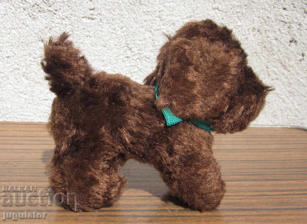 παλιό βουλγαρικό βελούδινο σκυλί -κούκλα από σόκ με ετικέτα
