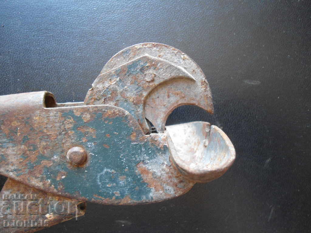 Auction  Old specialized pliers