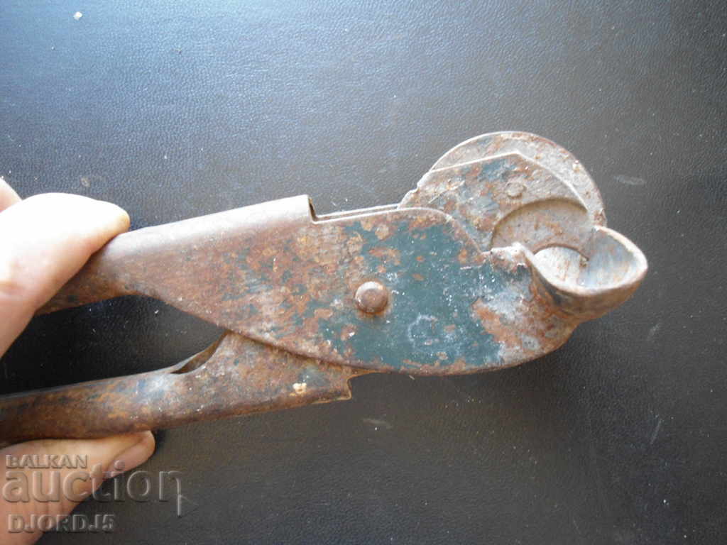 Delivery of Old specialized pliers