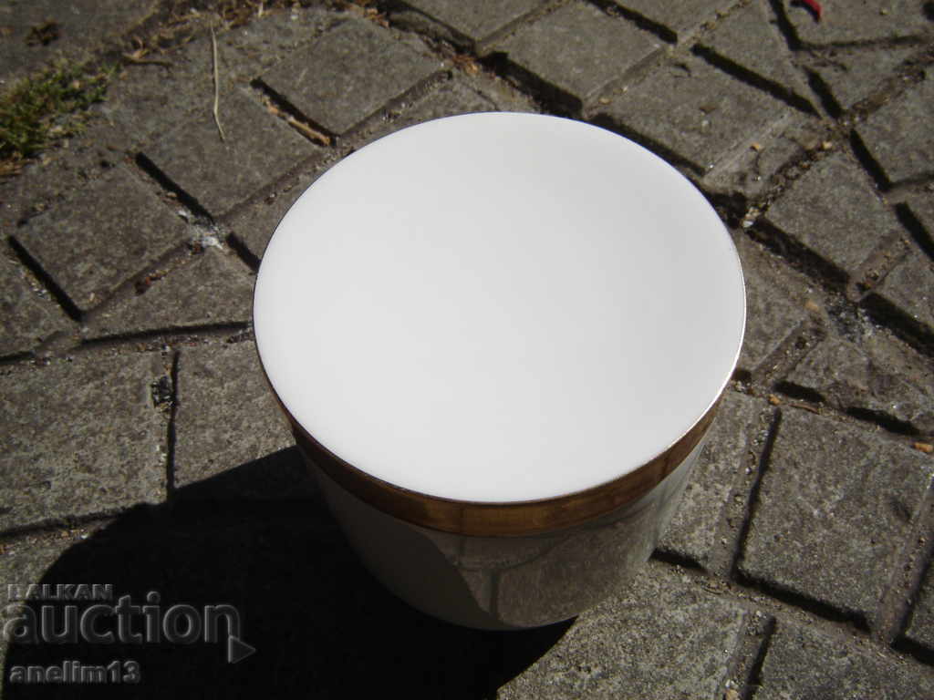OLD PORCELAIN CUP BOX with price 30.00 BGN | € 15.34 OLD PORCELAIN CUP BOX with price 30.00 BGN | € 15.34