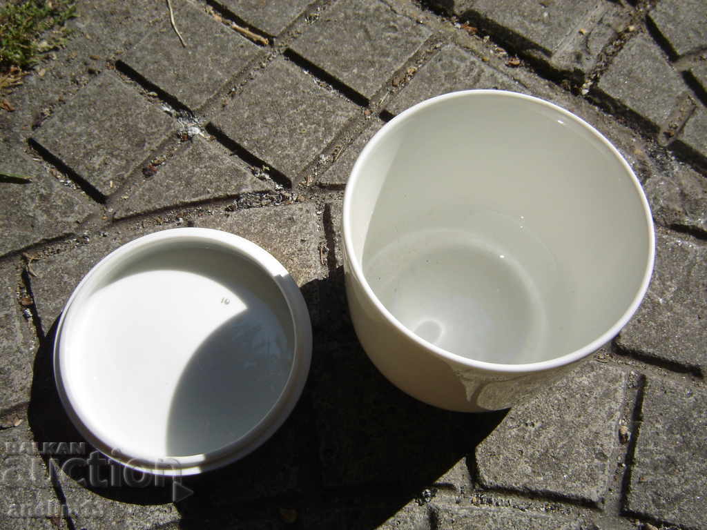 Auction OLD PORCELAIN CUP BOX Auction OLD PORCELAIN CUP BOX