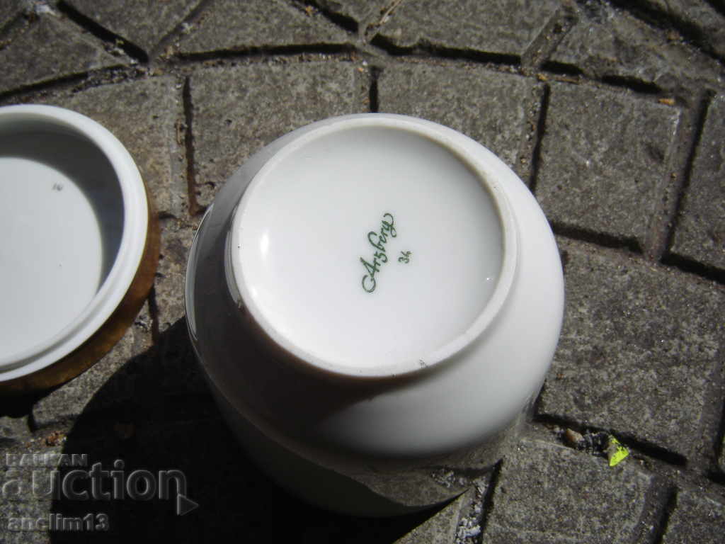 Delivery of OLD PORCELAIN CUP BOX Delivery of OLD PORCELAIN CUP BOX