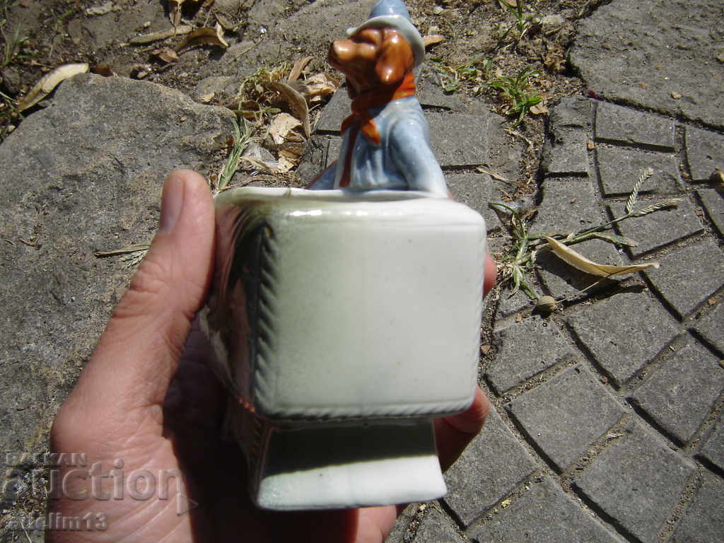 Auction STAR PORCELAIN DOG Auction STAR PORCELAIN DOG