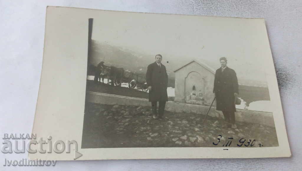 Foto Doi bărbați la fântâna satului 1930