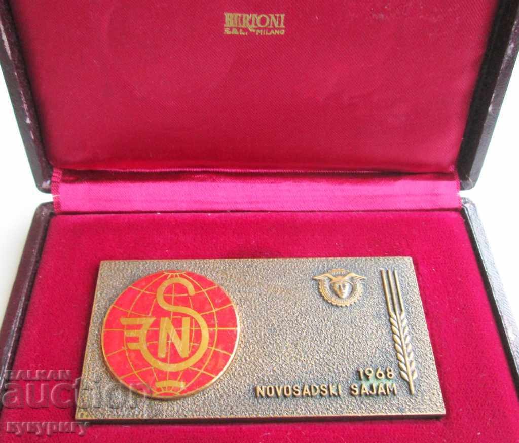 Стар медал знак плакет земеделско изложение Югославия с цена 25.00 лв. | € 12.78 Стар медал знак плакет земеделско изложение Югославия с цена 25.00 лв. | € 12.78