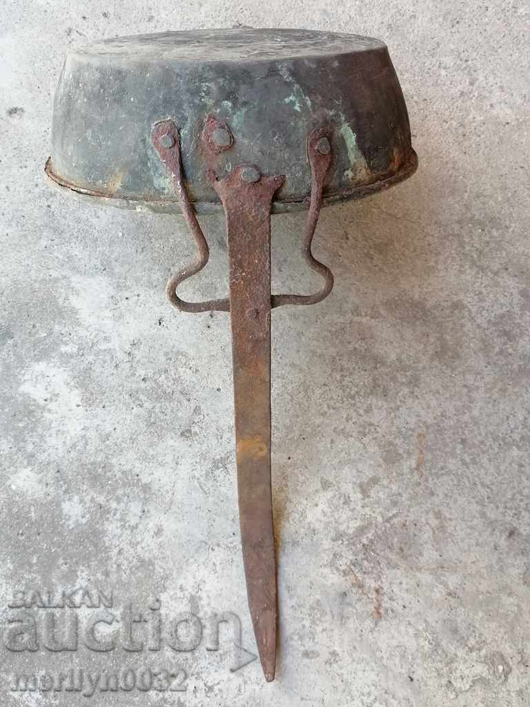 Auction  An old copper pan, a baker, a tray, a copper pot, a household pot