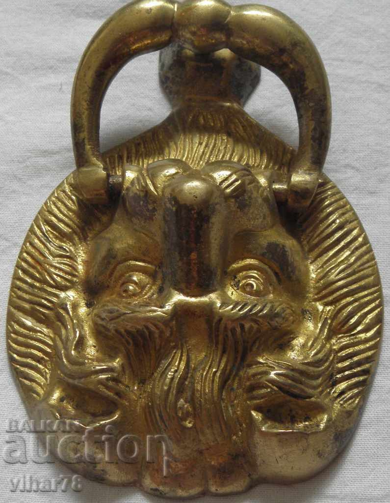 Delivery of Old solid bronze "LION'S HEAD" door knocker. Delivery of Old solid bronze "LION'S HEAD" door knocker.