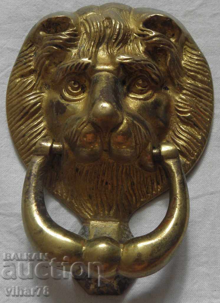 Băncător vechi din bronz masiv „LION’S HEAD” la ușă.