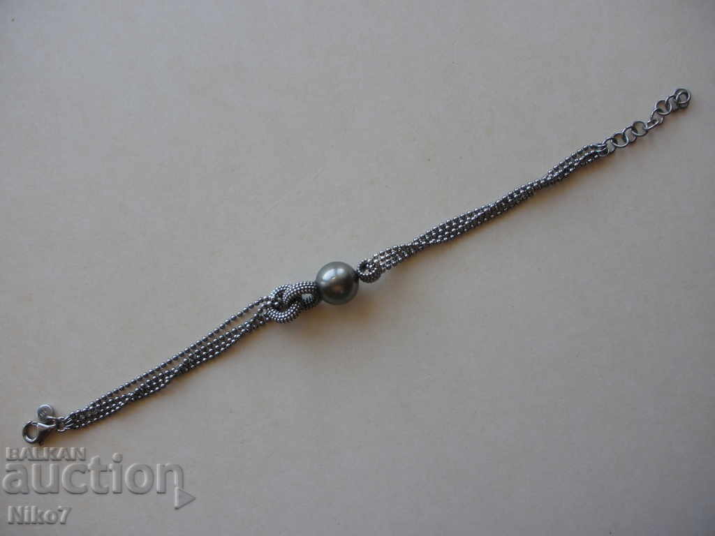 Interesting silver bracelet. Interesting silver bracelet.