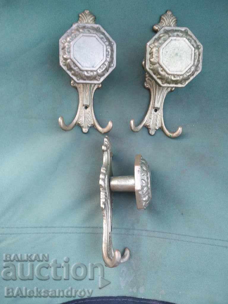 Delivery of Lot of large bronze hangers