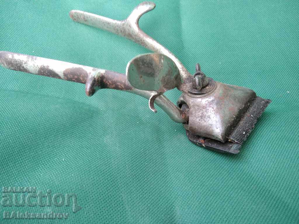 An old trimmer with price 5.00 BGN | € 2.56 An old trimmer with price 5.00 BGN | € 2.56