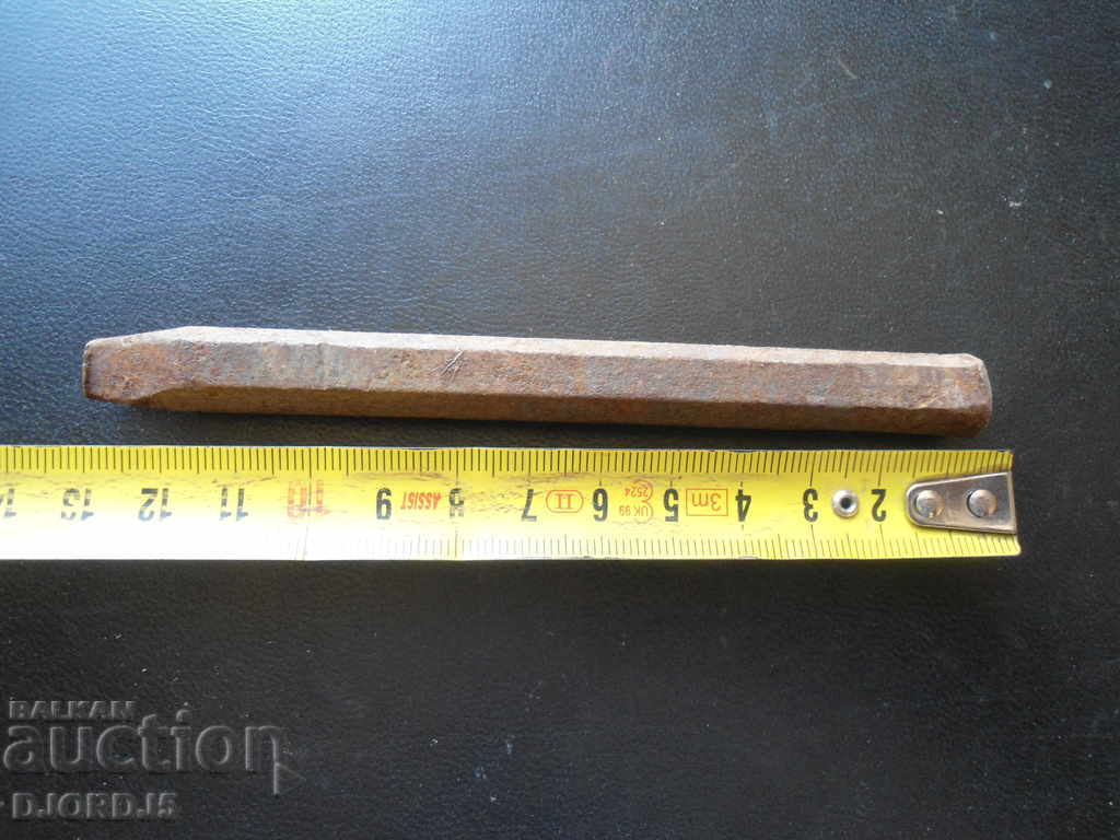 Auction An old tool, a chopper Auction An old tool, a chopper