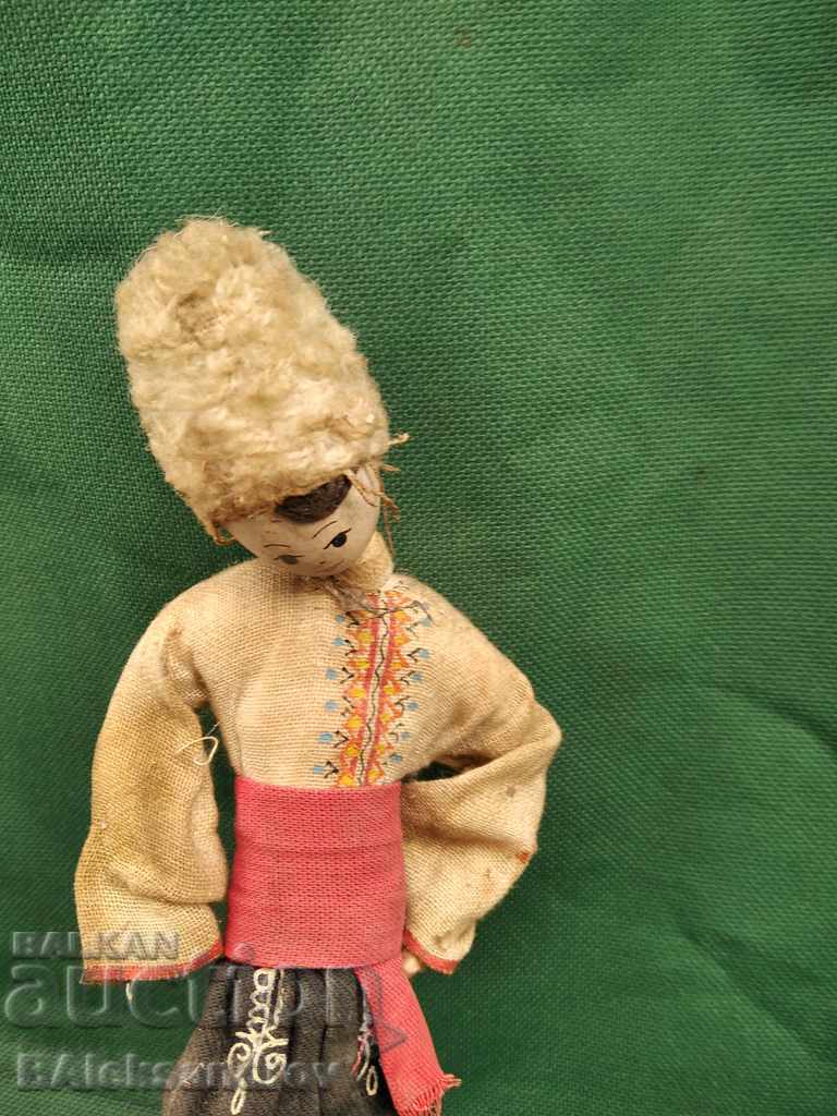 Ένα παλιό λαογραφικό ειδώλιο με τιμή 8.00 BGN | € 4.09