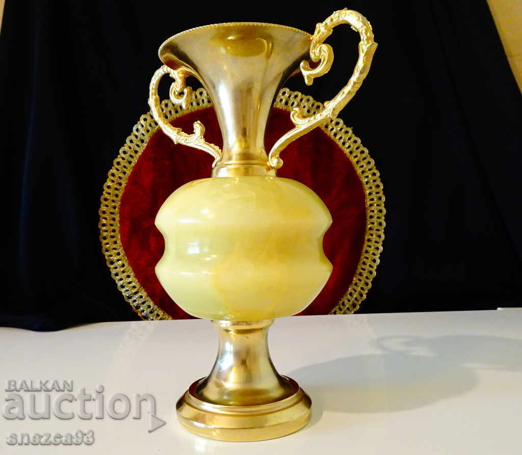 Delivery of Bronze vase, amphora, onyx 1 kg., gilding Delivery of Bronze vase, amphora, onyx 1 kg., gilding