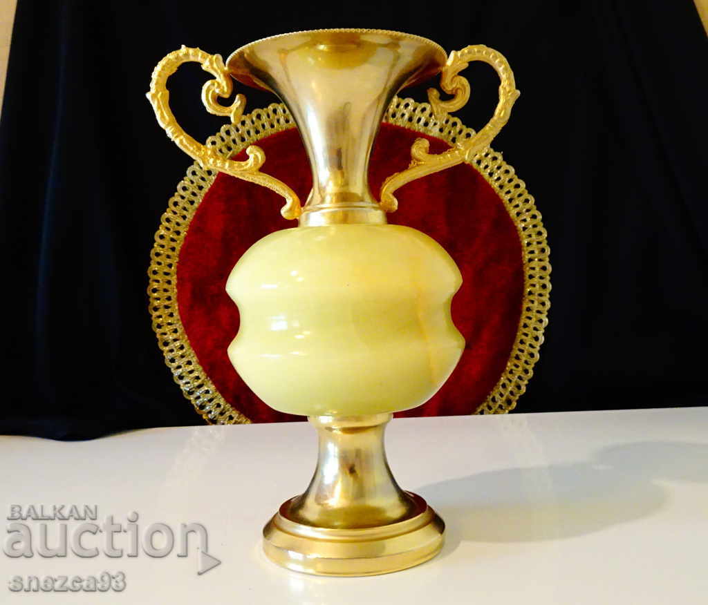 Gilded vase, onyx amphora 1 kg.