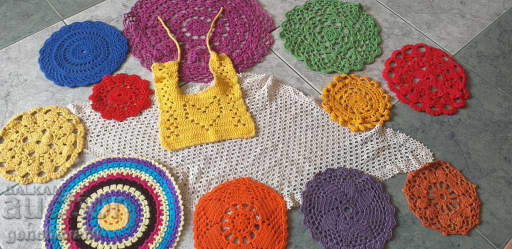 Licitație Diverse carouri multicolore tricotate manual pentru decor Licitație Diverse carouri multicolore tricotate manual pentru decor