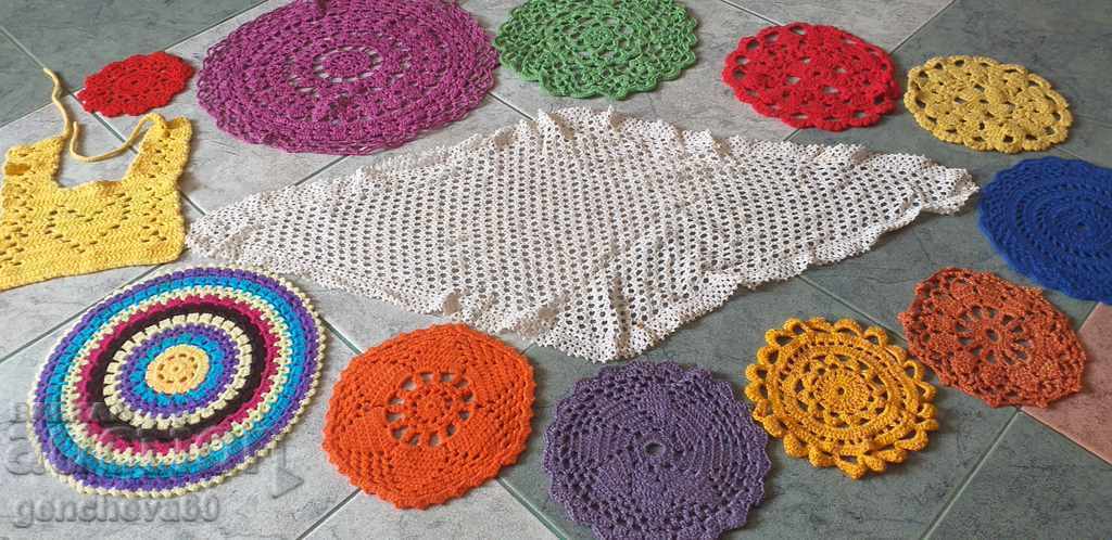 Diverse carouri multicolore tricotate manual pentru decor Diverse carouri multicolore tricotate manual pentru decor