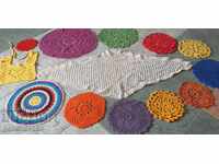 Разни многоцветни ръчно плетени карета за декорация