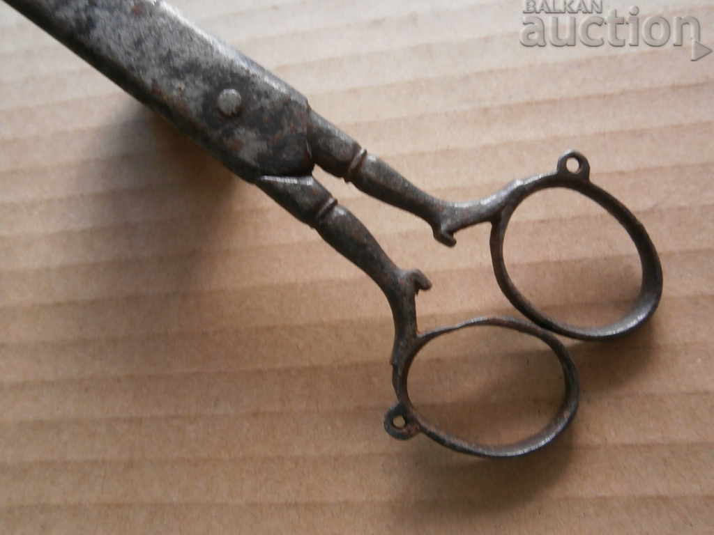 Delivery of Revival scissors for trimming the wicks of candles