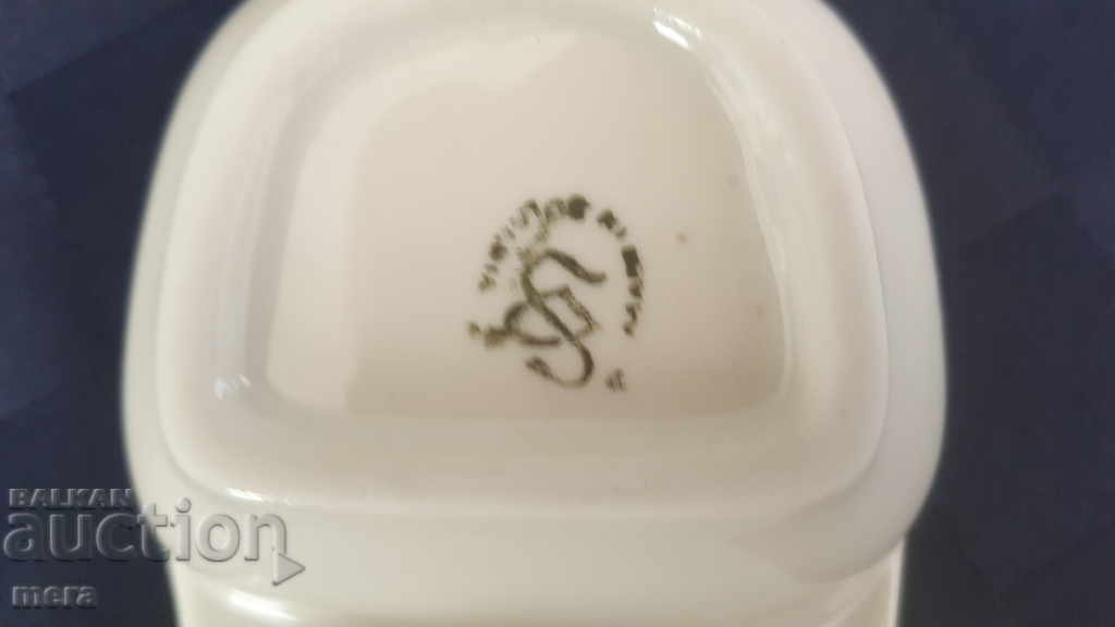 Δημοπρασία αλατιέρα από πορσελάνη