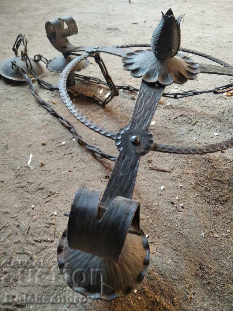 Δημοπρασία Οι παλιοί σφυρηλατημένοι πολυέλαιοι Δημοπρασία Οι παλιοί σφυρηλατημένοι πολυέλαιοι