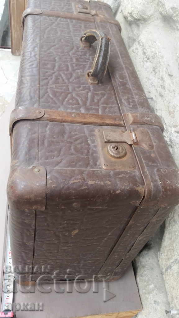 Old massive suitcase with price 100.00 BGN | € 51.13 Old massive suitcase with price 100.00 BGN | € 51.13