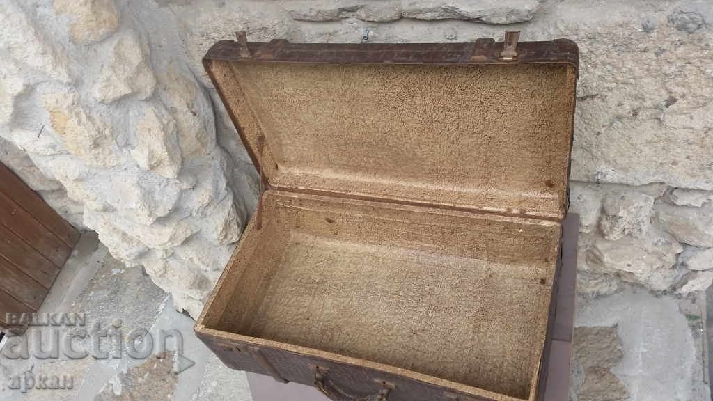 Old massive suitcase - 5 Old massive suitcase - 5