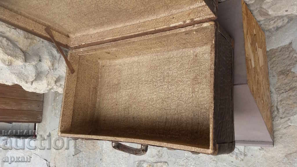 Old massive suitcase - 7 Old massive suitcase - 7