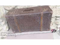 Valiză veche masivă