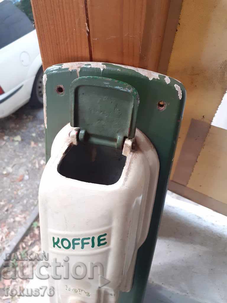 Βρείτε έναν παλιό μύλο καφέ αντίκα Peter Dienes με τιμή 290.00 BGN | € 148.27 Βρείτε έναν παλιό μύλο καφέ αντίκα Peter Dienes με τιμή 290.00 BGN | € 148.27