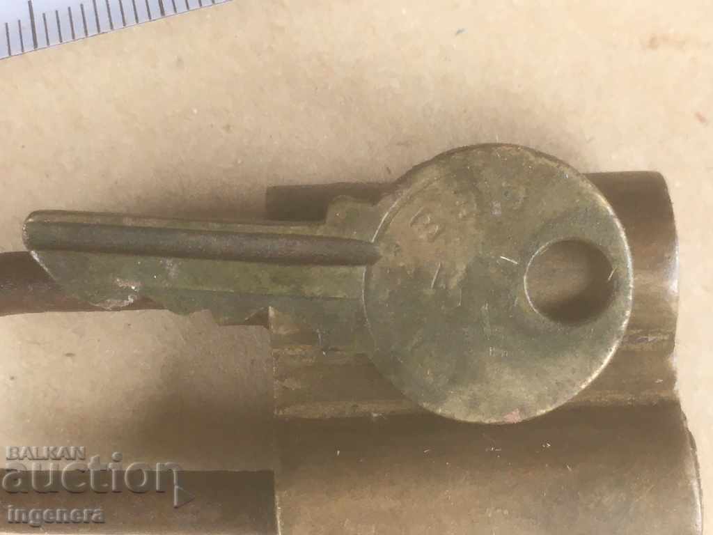 LOCK WRENCH ANCIENT BRASS DIN ALAMON PENTRU INTERIOR cu preț 5.00 BGN | € 2.56 LOCK WRENCH ANCIENT BRASS DIN ALAMON PENTRU INTERIOR cu preț 5.00 BGN | € 2.56