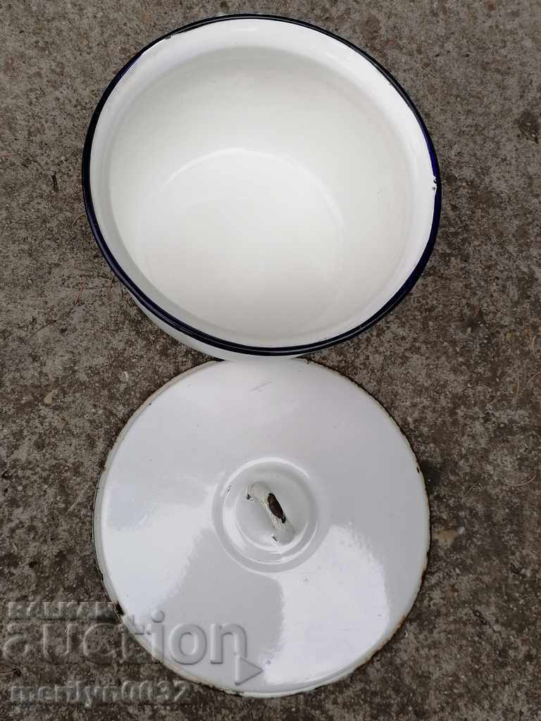 An old enamel tusk, a tusk, a bucket, an enameled container with a lid with price 43.00 BGN | € 21.99 An old enamel tusk, a tusk, a bucket, an enameled container with a lid with price 43.00 BGN | € 21.99