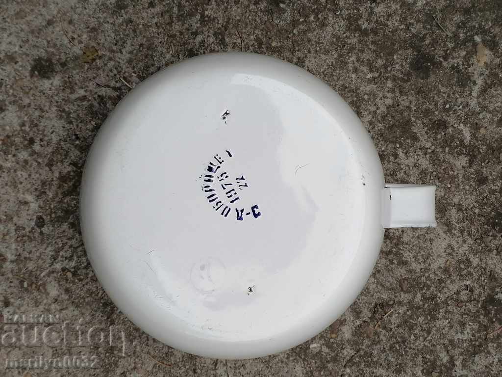 Auction An old enamel tusk, a tusk, a bucket, an enameled container with a lid Auction An old enamel tusk, a tusk, a bucket, an enameled container with a lid