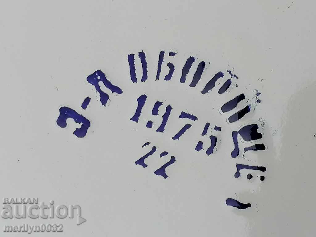 Delivery of An old enamel tusk, a tusk, a bucket, an enameled container with a lid Delivery of An old enamel tusk, a tusk, a bucket, an enameled container with a lid