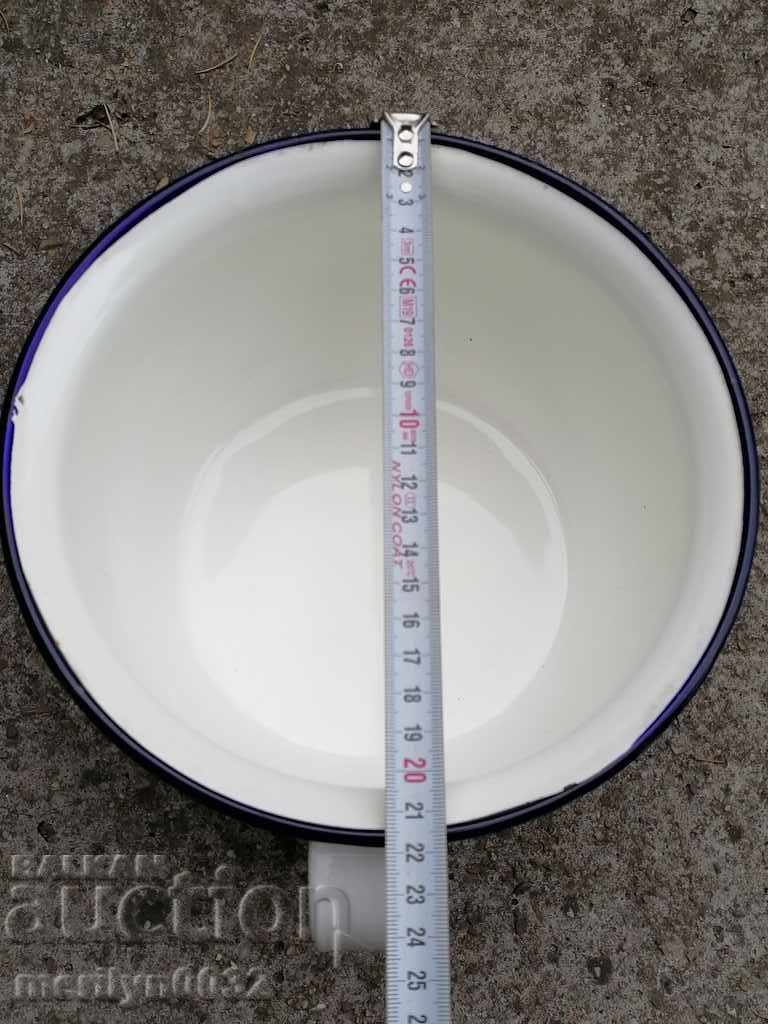 An old enamel tusk, a tusk, a bucket, an enameled container with a lid - 7 An old enamel tusk, a tusk, a bucket, an enameled container with a lid - 7