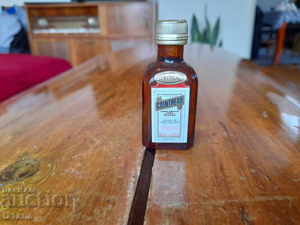Стара бутилка Coinreau