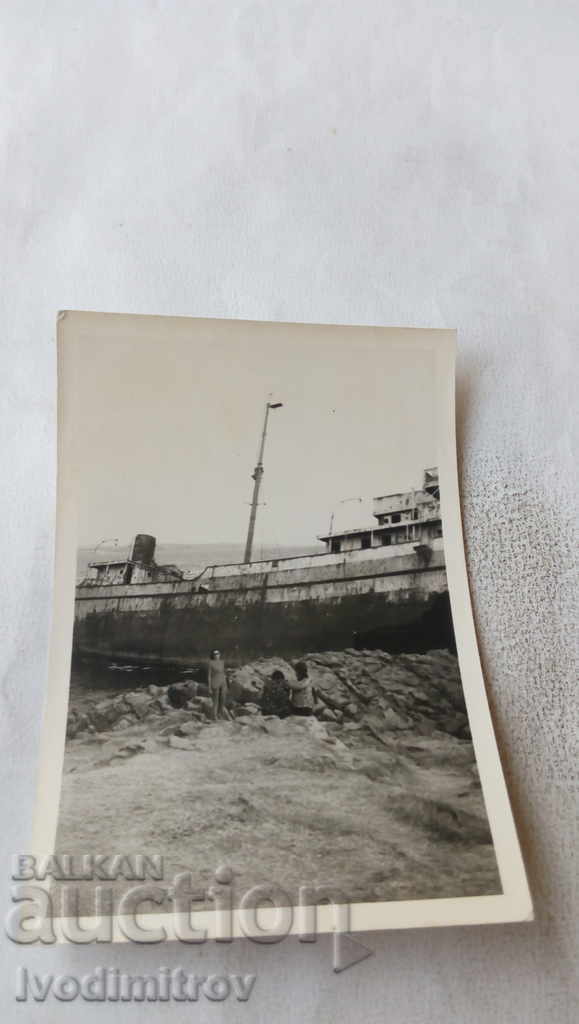 Снимка Бургасъ Снимка за спомен пред разбит кораб